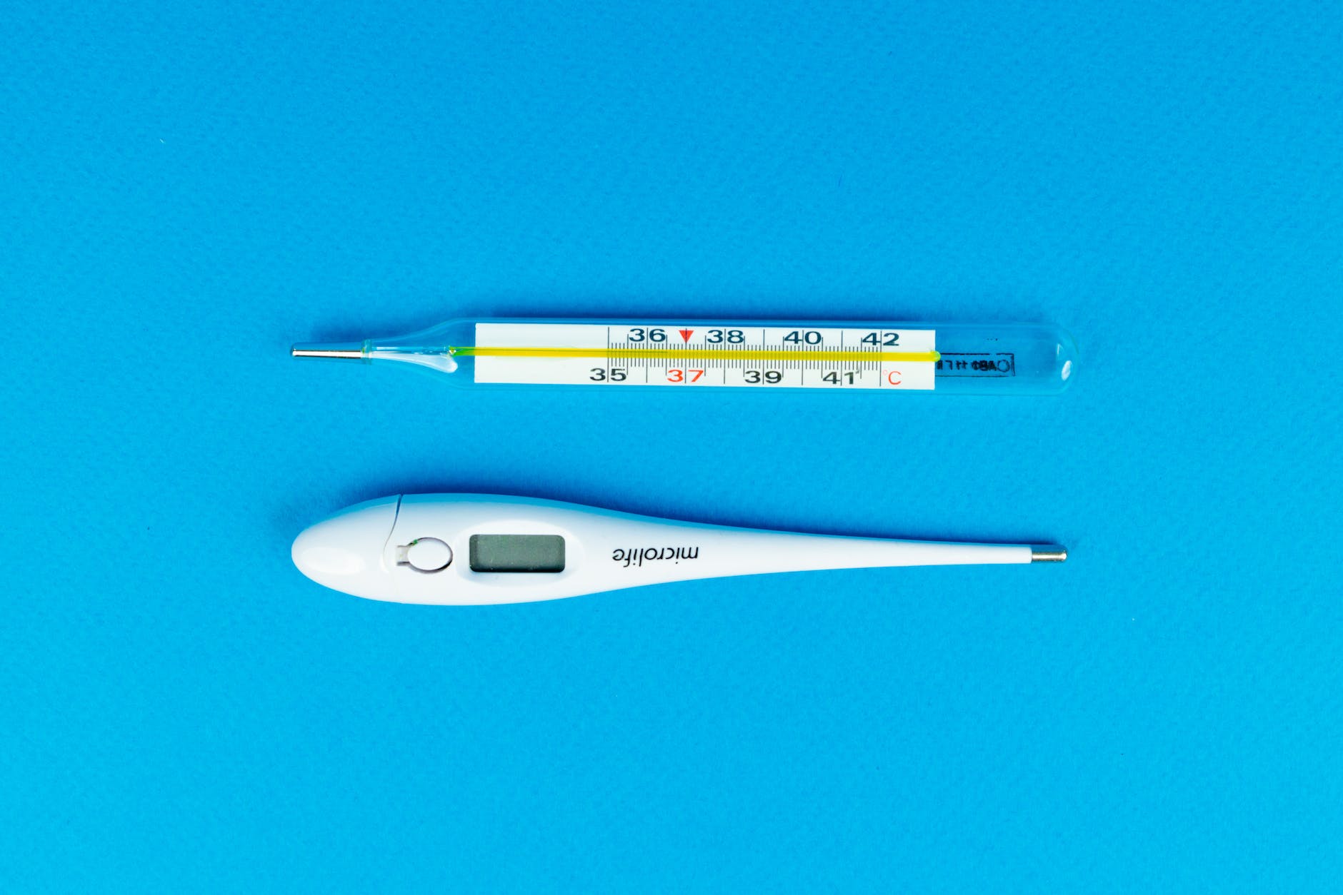 A picture of both an analog and digital thermometer. 